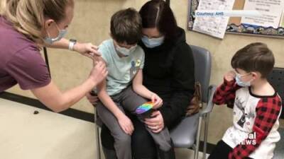 Young Albertans roll up their sleeves to get vaccinated against COVID-19 - globalnews.ca