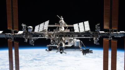 Space junk forces spacewalk delay; too risky for astronauts - fox29.com - Russia