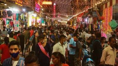 Delhi market sees huge crowds ahead of Diwali; Covid rules go for a toss - livemint.com - India - city Delhi