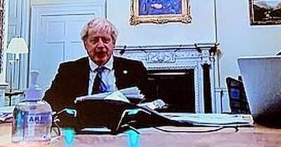 Boris Johnson - Boris Johnson pictured 'hosting No10 Christmas quiz' while 'breaking Covid laws' - dailyrecord.co.uk