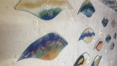 Pandemic bereaved create glass leaves in memory of loved ones - rte.ie - Ireland