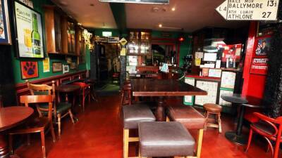 NPHET advises 5pm closing for pubs amid Omicron concern - rte.ie - Ireland