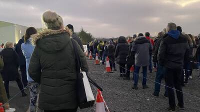 Large crowds queuing at Covid-19 vaccination centres - rte.ie - Ireland