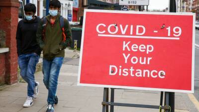 Stephen Powis - Covid infections soar to record high as Omicron sweeps through UK - rte.ie - Britain