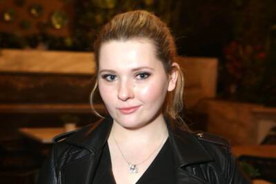Who Died - Merry Christmas - Abigail Breslin - Abigail Breslin Opens Up About Spending First Christmas Without Her Father Who Died From COVID - etcanada.com