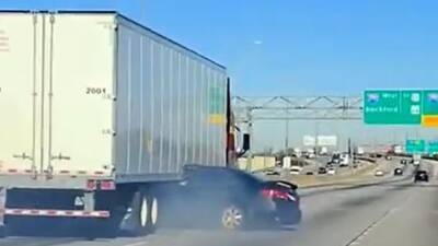 Shocking video shows semi-truck dragging car down Illinois highway - fox29.com - state Illinois - state Texas - city Chicago - city Elmhurst