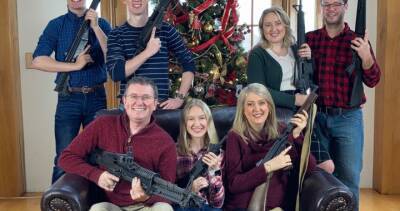 Thomas Massie - Merry Christmas - U.S. politician posts gun-filled family photo days after school shooting - globalnews.ca - state Kentucky - state Michigan - city Santa