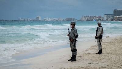Quintana Roo - Shots fired at Cancun beach after gunmen arrive on jet skis, police say - fox29.com - Mexico - state Maine