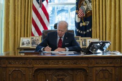Donald Trump - Joe Biden - In early going, Biden floods the zone with decrees - clickorlando.com - Usa - Washington