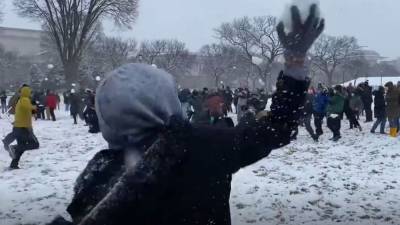 Epic snowball fight breaks out on National Mall after DC's first big snowfall in years - fox29.com - Washington