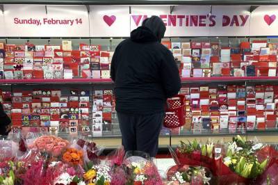 A bleak Valentine's Day, lovers find hope in roses, vaccines - clickorlando.com - Usa - county Day - city Chicago