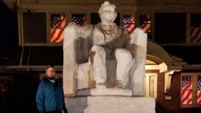 Abraham Lincoln - New Jersey man explains how he made 14-foot Lincoln snow sculpture - fox29.com - state New Jersey
