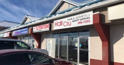 Salon owner claims he was tricked by AHS inspector, ticketed for violating COVID-19 restrictions - globalnews.ca