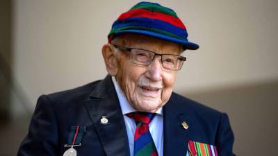 Tom Moore - Captain Tom Moore, World War II Veteran Famous for COVID-19 Fundraising, Dies at 100 - etonline.com - Britain