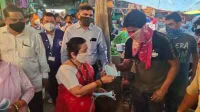 Uddhav Thackeray - Mumbai Mayor distributes masks to spread awareness as coronavirus cases surge - livemint.com - India - city Mumbai