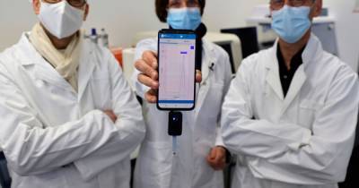 Groundbreaking new Covid test gives results on smartphones in ten minutes - mirror.co.uk - Britain - France