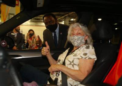 Jerry Demings - Maitland woman becomes 100,000th person vaccinated at Orange County Convention Center - clickorlando.com - state Florida - county Orange - city Orlando