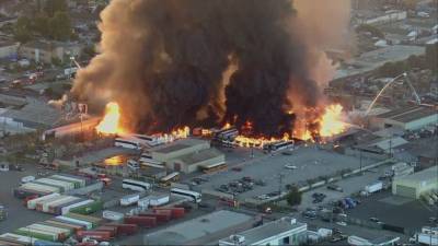 Massive fire burns in industrial area of Compton - fox29.com - Los Angeles - county Power - Santa Fe - city Compton