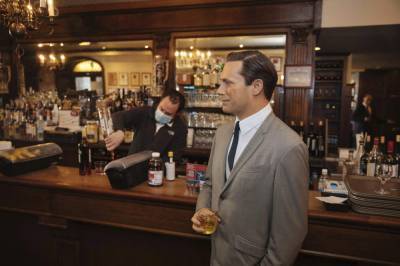 Jimmy Fallon - Jon Hamm - Audrey Hepburn - Michael Strahan - NYC steakhouse stunt: A wax Don Draper hanging at the bar - clickorlando.com - New York