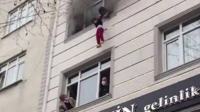 Children plunge from 4th floor of burning building - fox29.com - Turkey - city Istanbul, Turkey
