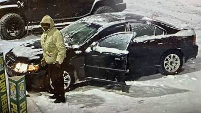 Man steals car in Detroit after helping owner free it from the snow - fox29.com - city Detroit
