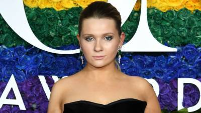 Abigail Breslin - Abigail Breslin Mourns Father's Death After Battle With COVID-19 - etonline.com