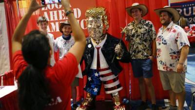 Donald Trump - Robin Williams - Brett Favre - Gold-colored Trump statue at CPAC drawing crowds - fox29.com - state Florida - city Orlando, state Florida