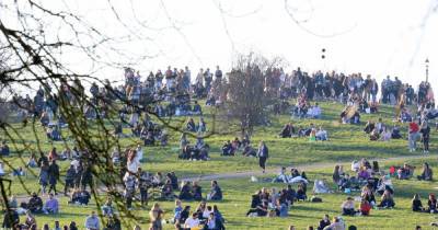 Crowds flock to parks and beaches in sunshine despite stark Covid warning - mirror.co.uk - Britain