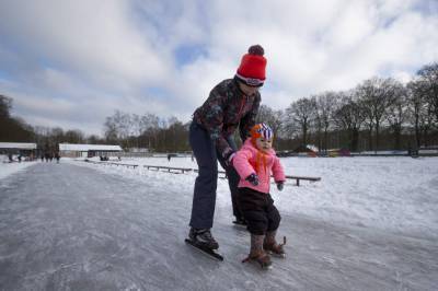 Winter Olympic - Skating-crazy Dutch defy pandemic by taking to outdoor ice - clickorlando.com - Netherlands