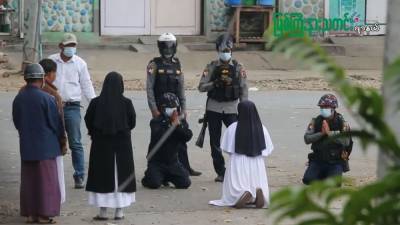 Nun kneels in front of police to stop Myanmar violence - fox29.com - Burma