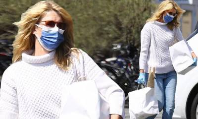 Laura Dern - Laura Dern takes complete COVID-19 precautions in gloves and a mask while grabbing takeout in LA - dailymail.co.uk - county Los Angeles