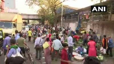 Mumbai: Huge crowd seen at Dadar market, social distancing norms flouted amid Covid-19. See pics - livemint.com - India - city Mumbai