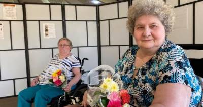 Alberta Covid - Volunteers bring seniors flowers amid COVID-19 pandemic: ‘A little bit of hope’ - globalnews.ca