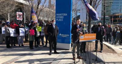 Manitoba Opposition held outdoor news conference despite 10 person COVID-19 rule - globalnews.ca - Canada