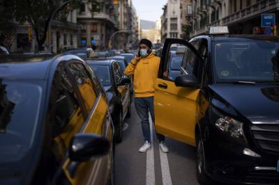 Taxi driver unions protest Uber's return to Barcelona - clickorlando.com - Spain