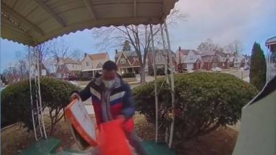 DoorDash driver caught on camera dropping pizza on ground, stuffing it back in box - fox29.com - city Detroit