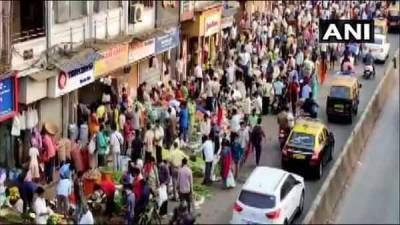 Maharashtra: Huge crowds gather at Dadar market amid spiking Covid cases. See pics - livemint.com - India - city Mumbai