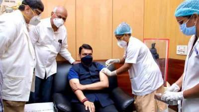 Devendra Fadnavis receives first dose of Covid-19 vaccine in Mumbai - livemint.com - India - city Mumbai