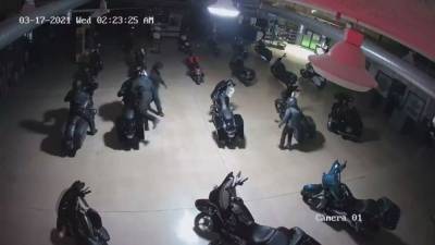 Burglars ride motorcycles out front door of Harley-Davidson dealership in Indiana - fox29.com - state Indiana - city Indianapolis