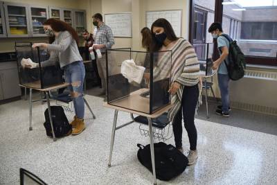 CDC changes school guidance, allowing desks to be closer - clickorlando.com - New York - city Chicago