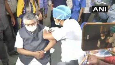 Ravi Shankar Prasad - Union minister Ravi Shankar Prasad gets his first Covid vaccine shot in Patna - livemint.com - India