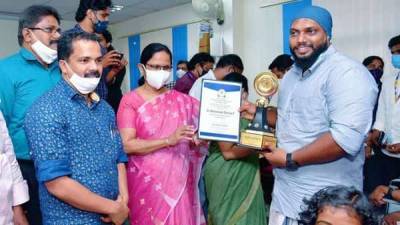 Kerala Health - Kerala Health Minister KK Shailaja receives first dose of Covid-19 vaccine - livemint.com - India