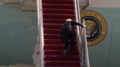 Joe Biden - Kate Bedingfield - VIDEO: Biden stumbles multiple times, falls as he boards Air Force One - fox29.com - Washington - state Maryland - county Andrews