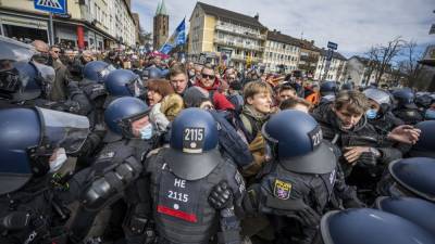 Police clash with Covid protesters in German city - rte.ie - Germany