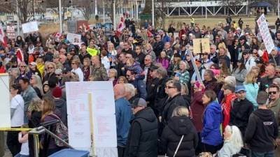 Hundreds gather in Kelowna for anti-restriction protest - globalnews.ca