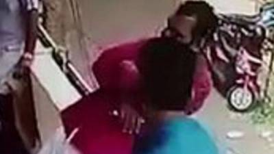 Video shows bystander grabbing man’s foot after he falls backward off of balcony - fox29.com - India - Los Angeles - county Laurel