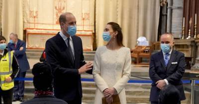 Kate Middleton - William and Kate honour Covid victims as they stand in silence at vaccine centre - mirror.co.uk - Britain - county Prince William