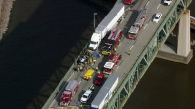 2 dead, 1 injured after disabled vehicle rear-ended by tractor-trailer on Delaware Memorial Bridge - fox29.com - state Delaware - city Wilmington, state Delaware