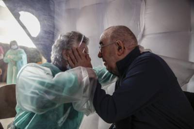 Hands touch: Italy's nursing homes emerge from COVID tunnel - clickorlando.com - Italy