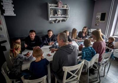 German mother of 11 kids fights virus with discipline, love - clickorlando.com - Germany